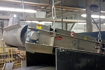 DND-AC Mx8 F BEAST mágneses lemez a szilárd alternatív tüzelőanyagot (TAP) szállító szalag fölött