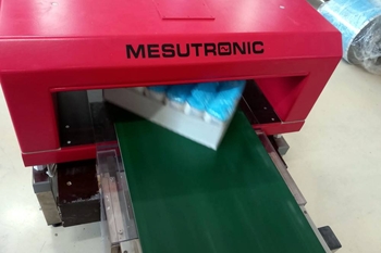 Alagút fémdetektor METRON 05 D – végső ellenőrzés egy élelmiszer-üzemben