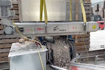 Öntisztító mágneslemez mobil aprítókhoz – betonvasak elválasztása a beton aprításakor