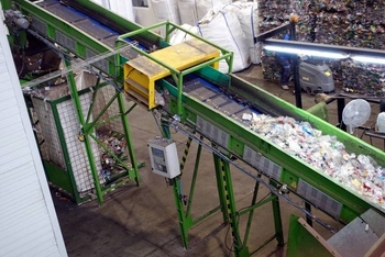 Fémek elválasztása egy települési hulladék válogatósoron