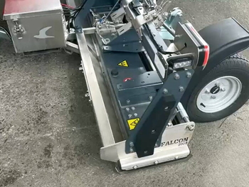 MS 2000 F FALCON mágneses seprű EasyDemag modullal – forgács takarítása egy gépipari telephelyen