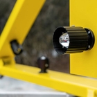 FIREFLY 6 mobil fénykereszt, amely a repülőtéri kifutópálya lezárását jelzi