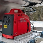 FIREFLY 6 mobil fénykereszt, amely a repülőtéri kifutópálya lezárását jelzi