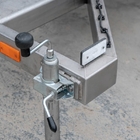 FIREFLY 6 mobil fénykereszt, amely a repülőtéri kifutópálya lezárását jelzi